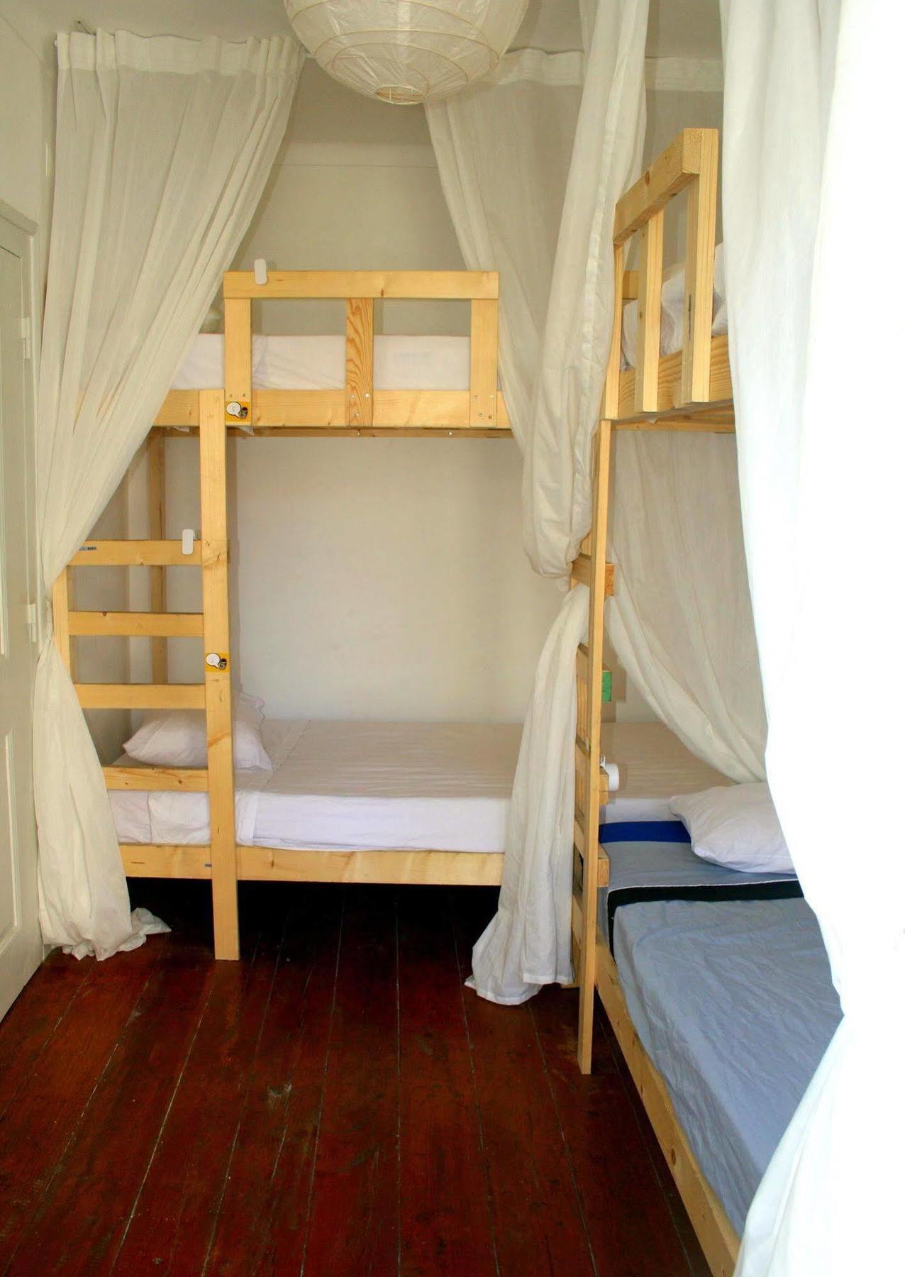 Locals Hostel & Suites Lisbona Esterno foto